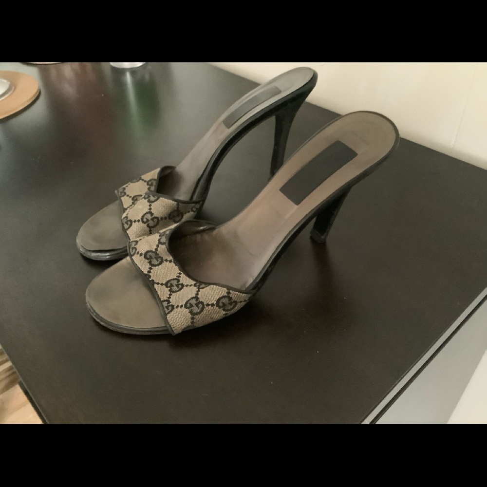 Classic Gucci pumps